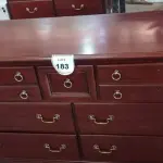 LOTE 183 - 01 CÔMODA EM MADEIRA 7 GAVETAS (DRESSER). (NO ESTADO EM QUE SE ENCONTRA. SUJEITO A AVARIAS OCULTAS/VISÍVEIS.) BF8462H
