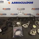 LOTE 004 - 01 LOTE COM 08 TECLADOS, 04 MOUSES, 02 BASES PARA MONITOR, 01 CARREGADOR PARA NOTEBOOK 16V, 01 LEITOR DE CARTÃO INTELIGENTE, 03 LEITORES/CODIFICADORES DE CARTÃO, 02 LEITORES BIOMÉTRICO E 01 WEBCAM LOGITECH. (NO ESTADO EM QUE SE ENCONTRA. SUJEITO A AVARIAS OCULTAS/VISÍVEIS.)0000044