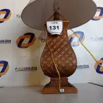 LOTE 131 - 01 ABAJUR DE MESA BASE CROMADA COM LÂMPADA BIVOLT (LAMP).  (NO ESTADO EM QUE SE ENCONTRA. SUJEITO A AVARIAS OCULTAS/VISÍVEIS.) BF8517N