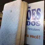 LOTE 010 - 01 COLCHÃO DE SOLTEIRO COM BASE (TWIN BED (MATTRESS+BOX). (NO ESTADO EM QUE SE ENCONTRA. SUJEITO A AVARIAS OCULTAS/VISÍVEIS.) AV9973W, AV9377M