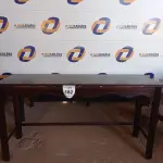 LOTE 182 - 01 APARADOR EM MADEIRA (SOFA TABLE). (NO ESTADO EM QUE SE ENCONTRA. SUJEITO A AVARIAS OCULTAS/VISÍVEIS.) AU2230N