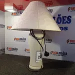 LOTE 221 - 01 ABAJUR COM BASE DE PORCELANA E CÚPULA (LAMP). (NO ESTADO EM QUE SE ENCONTRA. SUJEITO A AVARIAS OCULTAS/VISÍVEIS.) (NO ESTADO EM QUE SE ENCONTRA. SUJEITO A AVARIAS OCULTAS/VISÍVEIS.) AV9506N