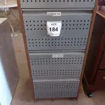 LOTE 184 - 01 ARQUIVO EM MADEIRA COM 4 GAVETAS EM AÇO (CABINET FILE). (NO ESTADO EM QUE SE ENCONTRA. SUJEITO A AVARIAS OCULTAS/VISÍVEIS.) 000071