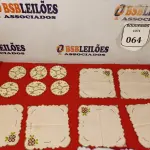 LOTE 064 - 06 GUARDANAPOS C/ BORDADO PEQUENO, 06 PORTA TAÇAS E 06 GUARDANAPOS. (NO ESTADO EM QUE SE ENCONTRA) ATENÇÃO! FAZER A VISITAÇÃO ANTES DE ARREMATAR, NÃO SABEMOS SE FUNCIONA. LEILÃO NÃO TEM GARANTIA E NEM DEVOLUÇÃO, SUJEITO A POSSÍVEIS AVARIAS VISÍVEIS/OCULTAS E/OU AUSÊNCIA DE COMPONENTES.  