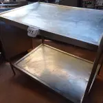 LOTE 251 - 01 BANCADA EM INOX PEQUENA COM 02 COMPARTIMENTOS.  (NO ESTADO) ATENÇÃO! FAZER A VISITAÇÃO ANTES DE ARREMATAR, NÃO SABEMOS SE FUNCIONA. LEILÃO NÃO TEM GARANTIA E NEM DEVOLUÇÃO, SUJEITO A POSSÍVEIS AVARIAS VISÍVEIS/OCULTAS E/OU AUSÊNCIA DE COMPONENTES.