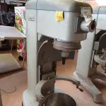 LOTE 246 - 01 BATEDEIRA INDUSTRIAL DE MASSAS MARCA HOBART. (NO ESTADO) ATENÇÃO! FAZER A VISITAÇÃO ANTES DE ARREMATAR, NÃO SABEMOS SE FUNCIONA. LEILÃO NÃO TEM GARANTIA E NEM DEVOLUÇÃO, SUJEITO A POSSÍVEIS AVARIAS VISÍVEIS/OCULTAS E/OU AUSÊNCIA DE COMPONENTES.