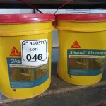 LOTE 046 - 02 BALDES DE SIKANOL ALVENARIA ADITIVO PLASTIFICANTE PARA ARGAMASSA DE ASSENTAMENTO E REBOCO, 18 LITROS CADA. (NO ESTADO) ATENÇÃO! FAZER A VISITAÇÃO ANTES DE ARREMATAR, NÃO SABEMOS SE FUNCIONA. LEILÃO NÃO TEM GARANTIA E NEM DEVOLUÇÃO, SUJEITO A POSSÍVEIS AVARIAS VISÍVEIS/OCULTAS E/OU AUSÊNCIA DE COMPONENTES.