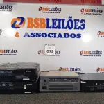 LOTE 079 - 04 PROJETORES MULTIMIDIA MARCAS E MODELOS DIVERSOS PARA RETIRADA DE PEÇAS. (NO ESTADO) ATENÇÃO! FAZER A VISITAÇÃO ANTES DE ARREMATAR, NÃO SABEMOS SE FUNCIONA. LEILÃO NÃO TEM GARANTIA E NEM DEVOLUÇÃO, SUJEITO A POSSÍVEIS AVARIAS VISÍVEIS/OCULTAS E/OU AUSÊNCIA DE COMPONENTES.