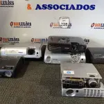 LOTE 228 - 06 PROJETORES MULTIMIDIA MARCAS E MODELOS DIVERSOS PARA A RETIRADA DE PEÇAS. (NO ESTADO) ATENÇÃO! FAZER A VISITAÇÃO ANTES DE ARREMATAR, NÃO SABEMOS SE FUNCIONA. LEILÃO NÃO TEM GARANTIA E NEM DEVOLUÇÃO, SUJEITO A POSSÍVEIS AVARIAS VISÍVEIS/OCULTAS E/OU AUSÊNCIA DE COMPONENTES.