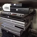 LOTE 066 - 02 VIDEOCASSETES E VÁRIOS APARELHOS DVDS MARCAS E MODELOS DIVERSOS. (NO ESTADO) ATENÇÃO! FAZER A VISITAÇÃO ANTES DE ARREMATAR, NÃO SABEMOS SE FUNCIONA. LEILÃO NÃO TEM GARANTIA E NEM DEVOLUÇÃO, SUJEITO A POSSÍVEIS AVARIAS VISÍVEIS/OCULTAS E/OU AUSÊNCIA DE COMPONENTES.
