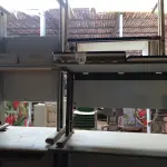 LOTE 210 - 05 MESAS DE ESCRITÓRIO DE TAMANHOS DIVERSOS. (NO ESTADO) ATENÇÃO! FAZER A VISITAÇÃO ANTES DE ARREMATAR, NÃO SABEMOS SE FUNCIONA. LEILÃO NÃO TEM GARANTIA E NEM DEVOLUÇÃO, SUJEITO A POSSÍVEIS AVARIAS VISÍVEIS/OCULTAS E/OU AUSÊNCIA DE COMPONENTES.
