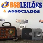 LOTE 037 - 02 RÁDIOS ANTIGOS MARCAS E MODELOS DIVERSOS. (NO ESTADO) ATENÇÃO! FAZER A VISITAÇÃO ANTES DE ARREMATAR, NÃO SABEMOS SE FUNCIONA. LEILÃO NÃO TEM GARANTIA E NEM DEVOLUÇÃO, SUJEITO A POSSÍVEIS AVARIAS VISÍVEIS/OCULTAS E/OU AUSÊNCIA DE COMPONENTES.