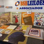LOTE 172 - APROXIMADAMENTE 40 DISCOS DE VINIL DIVERSOS. (NO ESTADO) ATENÇÃO! FAZER A VISITAÇÃO ANTES DE ARREMATAR, NÃO SABEMOS SE FUNCIONA. LEILÃO NÃO TEM GARANTIA E NEM DEVOLUÇÃO, SUJEITO A POSSÍVEIS AVARIAS VISÍVEIS/OCULTAS E/OU AUSÊNCIA DE COMPONENTES.