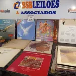 LOTE 075 - APROXIMADAMENTE 40 DISCOS DIVERSOS DE VINIL. (NO ESTADO) ATENÇÃO! FAZER A VISITAÇÃO ANTES DE ARREMATAR, NÃO SABEMOS SE FUNCIONA. LEILÃO NÃO TEM GARANTIA E NEM DEVOLUÇÃO, SUJEITO A POSSÍVEIS AVARIAS VISÍVEIS/OCULTAS E/OU AUSÊNCIA DE COMPONENTES.