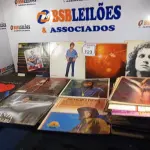 LOTE 123 - APROXIMADAMENTE 40 DISCOS DE VINIL. (NO ESTADO) ATENÇÃO! FAZER A VISITAÇÃO ANTES DE ARREMATAR, NÃO SABEMOS SE FUNCIONA. LEILÃO NÃO TEM GARANTIA E NEM DEVOLUÇÃO, SUJEITO A POSSÍVEIS AVARIAS VISÍVEIS/OCULTAS E/OU AUSÊNCIA DE COMPONENTES.