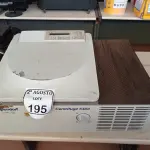 LOTE 195 - 01 CENTRIFUGA MARCA EPPENDORF. (NO ESTADO) ATENÇÃO! FAZER A VISITAÇÃO ANTES DE ARREMATAR, NÃO SABEMOS SE FUNCIONA. LEILÃO NÃO TEM GARANTIA E NEM DEVOLUÇÃO, SUJEITO A POSSÍVEIS AVARIAS VISÍVEIS/OCULTAS E/OU AUSÊNCIA DE COMPONENTES.