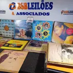 LOTE 160 - APROXIMADAMENTE 40 DISCOS DIVERSOS DE VINIL. (NO ESTADO) ATENÇÃO! FAZER A VISITAÇÃO ANTES DE ARREMATAR, NÃO SABEMOS SE FUNCIONA. LEILÃO NÃO TEM GARANTIA E NEM DEVOLUÇÃO, SUJEITO A POSSÍVEIS AVARIAS VISÍVEIS/OCULTAS E/OU AUSÊNCIA DE COMPONENTES.