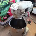 LOTE 254 - 01 BATEDEIRA SEMI INDUSTRIAL PARA A RETIRADA DE PEÇAS. (NO ESTADO) ATENÇÃO! FAZER A VISITAÇÃO ANTES DE ARREMATAR, NÃO SABEMOS SE FUNCIONA. LEILÃO NÃO TEM GARANTIA E NEM DEVOLUÇÃO, SUJEITO A POSSÍVEIS AVARIAS VISÍVEIS/OCULTAS E/OU AUSÊNCIA DE COMPONENTES.