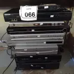 LOTE 066 - 02 VIDEOCASSETES E VÁRIOS APARELHOS DVDS MARCAS E MODELOS DIVERSOS. (NO ESTADO) ATENÇÃO! FAZER A VISITAÇÃO ANTES DE ARREMATAR, NÃO SABEMOS SE FUNCIONA. LEILÃO NÃO TEM GARANTIA E NEM DEVOLUÇÃO, SUJEITO A POSSÍVEIS AVARIAS VISÍVEIS/OCULTAS E/OU AUSÊNCIA DE COMPONENTES.