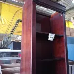 LOTE 228 - 01 ESTANTE EM MADEIRA COM 4 PRATELEIRAS (BOOKCASE).  (NO ESTADO EM QUE SE ENCONTRA. SUJEITO A AVARIAS OCULTAS/VISÍVEIS.) AE8005H
