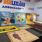 LOTE 160 - APROXIMADAMENTE 40 DISCOS DIVERSOS DE VINIL. (NO ESTADO) ATENÇÃO! FAZER A VISITAÇÃO ANTES DE ARREMATAR, NÃO SABEMOS SE FUNCIONA. LEILÃO NÃO TEM GARANTIA E NEM DEVOLUÇÃO, SUJEITO A POSSÍVEIS AVARIAS VISÍVEIS/OCULTAS E/OU AUSÊNCIA DE COMPONENTES.