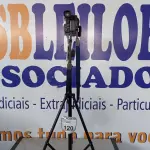 LOTE 120 - 01 CÂMERA FILMADORA MARCA SONY COM O TRIPÉ. (NO ESTADO) ATENÇÃO! FAZER A VISITAÇÃO ANTES DE ARREMATAR, NÃO SABEMOS SE FUNCIONA. LEILÃO NÃO TEM GARANTIA E NEM DEVOLUÇÃO, SUJEITO A POSSÍVEIS AVARIAS VISÍVEIS/OCULTAS E/OU AUSÊNCIA DE COMPONENTES.
