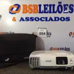 LOTE 054 - 01 PROJETOR MARCA EPSON COM CASE. (NO ESTADO) ATENÇÃO! FAZER A VISITAÇÃO ANTES DE ARREMATAR, NÃO SABEMOS SE FUNCIONA. LEILÃO NÃO TEM GARANTIA E NEM DEVOLUÇÃO, SUJEITO A POSSÍVEIS AVARIAS VISÍVEIS/OCULTAS E/OU AUSÊNCIA DE COMPONENTES.