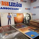 LOTE 123 - APROXIMADAMENTE 40 DISCOS DE VINIL. (NO ESTADO) ATENÇÃO! FAZER A VISITAÇÃO ANTES DE ARREMATAR, NÃO SABEMOS SE FUNCIONA. LEILÃO NÃO TEM GARANTIA E NEM DEVOLUÇÃO, SUJEITO A POSSÍVEIS AVARIAS VISÍVEIS/OCULTAS E/OU AUSÊNCIA DE COMPONENTES.
