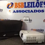 LOTE 054 - 01 PROJETOR MARCA EPSON COM CASE. (NO ESTADO) ATENÇÃO! FAZER A VISITAÇÃO ANTES DE ARREMATAR, NÃO SABEMOS SE FUNCIONA. LEILÃO NÃO TEM GARANTIA E NEM DEVOLUÇÃO, SUJEITO A POSSÍVEIS AVARIAS VISÍVEIS/OCULTAS E/OU AUSÊNCIA DE COMPONENTES.
