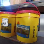 LOTE 046 - 02 BALDES DE SIKANOL ALVENARIA ADITIVO PLASTIFICANTE PARA ARGAMASSA DE ASSENTAMENTO E REBOCO, 18 LITROS CADA. (NO ESTADO) ATENÇÃO! FAZER A VISITAÇÃO ANTES DE ARREMATAR, NÃO SABEMOS SE FUNCIONA. LEILÃO NÃO TEM GARANTIA E NEM DEVOLUÇÃO, SUJEITO A POSSÍVEIS AVARIAS VISÍVEIS/OCULTAS E/OU AUSÊNCIA DE COMPONENTES.