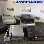 LOTE 228 - 06 PROJETORES MULTIMIDIA MARCAS E MODELOS DIVERSOS PARA A RETIRADA DE PEÇAS. (NO ESTADO) ATENÇÃO! FAZER A VISITAÇÃO ANTES DE ARREMATAR, NÃO SABEMOS SE FUNCIONA. LEILÃO NÃO TEM GARANTIA E NEM DEVOLUÇÃO, SUJEITO A POSSÍVEIS AVARIAS VISÍVEIS/OCULTAS E/OU AUSÊNCIA DE COMPONENTES.