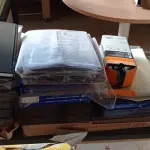 LOTE 233 - 01 LOTE COM MATERIAIS DIVERSOS PARA ESCRITÓRIO. (NO ESTADO) ATENÇÃO! FAZER A VISITAÇÃO ANTES DE ARREMATAR, NÃO SABEMOS SE FUNCIONA. LEILÃO NÃO TEM GARANTIA E NEM DEVOLUÇÃO, SUJEITO A POSSÍVEIS AVARIAS VISÍVEIS/OCULTAS E/OU AUSÊNCIA DE COMPONENTES.