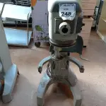 LOTE 248 - 01 BATEDEIRA INDUSTRIAL DE MASSAS MARCA HOBART. (NO ESTADO) ATENÇÃO! FAZER A VISITAÇÃO ANTES DE ARREMATAR, NÃO SABEMOS SE FUNCIONA. LEILÃO NÃO TEM GARANTIA E NEM DEVOLUÇÃO, SUJEITO A POSSÍVEIS AVARIAS VISÍVEIS/OCULTAS E/OU AUSÊNCIA DE COMPONENTES.