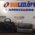 LOTE 037 - 02 RÁDIOS ANTIGOS MARCAS E MODELOS DIVERSOS. (NO ESTADO) ATENÇÃO! FAZER A VISITAÇÃO ANTES DE ARREMATAR, NÃO SABEMOS SE FUNCIONA. LEILÃO NÃO TEM GARANTIA E NEM DEVOLUÇÃO, SUJEITO A POSSÍVEIS AVARIAS VISÍVEIS/OCULTAS E/OU AUSÊNCIA DE COMPONENTES.