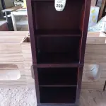 LOTE 228 - 01 ESTANTE EM MADEIRA COM 4 PRATELEIRAS (BOOKCASE).  (NO ESTADO EM QUE SE ENCONTRA. SUJEITO A AVARIAS OCULTAS/VISÍVEIS.) AE8005H