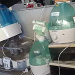 LOTE 071 - 01 LOTE COM VÁRIOS UMIDIFICADORES MARCAS E MODELOS DIVERSOS COM AVARIAS. (NO ESTADO) ATENÇÃO! FAZER A VISITAÇÃO ANTES DE ARREMATAR, NÃO SABEMOS SE FUNCIONA. LEILÃO NÃO TEM GARANTIA E NEM DEVOLUÇÃO, SUJEITO A POSSÍVEIS AVARIAS VISÍVEIS/OCULTAS E/OU AUSÊNCIA DE COMPONENTES.