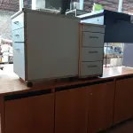 LOTE 221 - 01 ARMÁRIO BAIXO COM 05 PORTAS E 01 MESA DE ESCRITÓRIO COM 02 GAVETEIROS. (NO ESTADO) ATENÇÃO! FAZER A VISITAÇÃO ANTES DE ARREMATAR, NÃO SABEMOS SE FUNCIONA. LEILÃO NÃO TEM GARANTIA E NEM DEVOLUÇÃO, SUJEITO A POSSÍVEIS AVARIAS VISÍVEIS/OCULTAS E/OU AUSÊNCIA DE COMPONENTES.