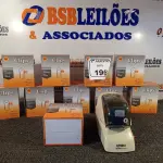 LOTE 196 - 10 CAIXAS DE CLIPE DE PAPEL E 01 GRAMPEADOR ELÉTRICO. (NO ESTADO) ATENÇÃO! FAZER A VISITAÇÃO ANTES DE ARREMATAR, NÃO SABEMOS SE FUNCIONA. LEILÃO NÃO TEM GARANTIA E NEM DEVOLUÇÃO, SUJEITO A POSSÍVEIS AVARIAS VISÍVEIS/OCULTAS E/OU AUSÊNCIA DE COMPONENTES.