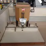 LOTE 209 - 01 FURADOR GRÁFICO INDUSTRIAL. (NO ESTADO) ATENÇÃO! FAZER A VISITAÇÃO ANTES DE ARREMATAR, NÃO SABEMOS SE FUNCIONA. LEILÃO NÃO TEM GARANTIA E NEM DEVOLUÇÃO, SUJEITO A POSSÍVEIS AVARIAS VISÍVEIS/OCULTAS E/OU AUSÊNCIA DE COMPONENTES.