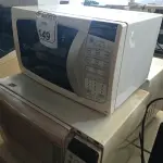 LOTE 149 - 03 MICRO-ONDAS MARCAS E MODELOS DIVERSOS SEM O PRATO PARA RETIRADA DE PEÇAS. (NO ESTADO) ATENÇÃO! FAZER A VISITAÇÃO ANTES DE ARREMATAR, NÃO SABEMOS SE FUNCIONA. LEILÃO NÃO TEM GARANTIA E NEM DEVOLUÇÃO, SUJEITO A POSSÍVEIS AVARIAS VISÍVEIS/OCULTAS E/OU AUSÊNCIA DE COMPONENTES.