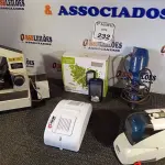LOTE 232 - 01 MICROSCÓPIO INCOMPLETO, 01 CORTADOR DE GESSO, 01 SIRENE E 01 GRAMPEADOR. (NO ESTADO) ATENÇÃO! FAZER A VISITAÇÃO ANTES DE ARREMATAR, NÃO SABEMOS SE FUNCIONA. LEILÃO NÃO TEM GARANTIA E NEM DEVOLUÇÃO, SUJEITO A POSSÍVEIS AVARIAS VISÍVEIS/OCULTAS E/OU AUSÊNCIA DE COMPONENTES.
