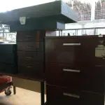 LOTE 212 - 01 ARQUIVO COM 04 GAVETAS, 02 GAVETEIROS E 01 MESA E UMA BASE DE MESA DE CENTRO. (NO ESTADO) ATENÇÃO! FAZER A VISITAÇÃO ANTES DE ARREMATAR, NÃO SABEMOS SE FUNCIONA. LEILÃO NÃO TEM GARANTIA E NEM DEVOLUÇÃO, SUJEITO A POSSÍVEIS AVARIAS VISÍVEIS/OCULTAS E/OU AUSÊNCIA DE COMPONENTES.