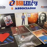 LOTE 123 - APROXIMADAMENTE 40 DISCOS DE VINIL. (NO ESTADO) ATENÇÃO! FAZER A VISITAÇÃO ANTES DE ARREMATAR, NÃO SABEMOS SE FUNCIONA. LEILÃO NÃO TEM GARANTIA E NEM DEVOLUÇÃO, SUJEITO A POSSÍVEIS AVARIAS VISÍVEIS/OCULTAS E/OU AUSÊNCIA DE COMPONENTES.