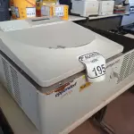 LOTE 195 - 01 CENTRIFUGA MARCA EPPENDORF. (NO ESTADO) ATENÇÃO! FAZER A VISITAÇÃO ANTES DE ARREMATAR, NÃO SABEMOS SE FUNCIONA. LEILÃO NÃO TEM GARANTIA E NEM DEVOLUÇÃO, SUJEITO A POSSÍVEIS AVARIAS VISÍVEIS/OCULTAS E/OU AUSÊNCIA DE COMPONENTES.