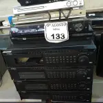 LOTE 133 - 04 APARELHOS DE DVRS MARCA INTELBRAS PARA A RETIRADA DE PEÇAS, 05 APARELHOS DE DVDS MARCAS E MODELOS DIVERSOS E 01 CONTROLADOR DE CÂMERAS. (NO ESTADO) ATENÇÃO! FAZER A VISITAÇÃO ANTES DE ARREMATAR, NÃO SABEMOS SE FUNCIONA. LEILÃO NÃO TEM GARANTIA E NEM DEVOLUÇÃO, SUJEITO A POSSÍVEIS AVARIAS VISÍVEIS/OCULTAS E/OU AUSÊNCIA DE COMPONENTES.