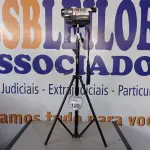 LOTE 120 - 01 CÂMERA FILMADORA MARCA SONY COM O TRIPÉ. (NO ESTADO) ATENÇÃO! FAZER A VISITAÇÃO ANTES DE ARREMATAR, NÃO SABEMOS SE FUNCIONA. LEILÃO NÃO TEM GARANTIA E NEM DEVOLUÇÃO, SUJEITO A POSSÍVEIS AVARIAS VISÍVEIS/OCULTAS E/OU AUSÊNCIA DE COMPONENTES.