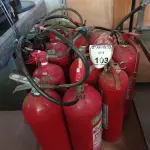 LOTE 103 - 11 EXTINTORES DE INCÊNDIO MARCAS E TAMANHOS DIVERSOS. (NO ESTADO) ATENÇÃO! FAZER A VISITAÇÃO ANTES DE ARREMATAR, NÃO SABEMOS SE FUNCIONA. LEILÃO NÃO TEM GARANTIA E NEM DEVOLUÇÃO, SUJEITO A POSSÍVEIS AVARIAS VISÍVEIS/OCULTAS E/OU AUSÊNCIA DE COMPONENTES.