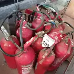 LOTE 103 - 11 EXTINTORES DE INCÊNDIO MARCAS E TAMANHOS DIVERSOS. (NO ESTADO) ATENÇÃO! FAZER A VISITAÇÃO ANTES DE ARREMATAR, NÃO SABEMOS SE FUNCIONA. LEILÃO NÃO TEM GARANTIA E NEM DEVOLUÇÃO, SUJEITO A POSSÍVEIS AVARIAS VISÍVEIS/OCULTAS E/OU AUSÊNCIA DE COMPONENTES.