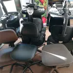 LOTE 242 - 09 CADEIRAS PARA ESCRITÓRIO COM BASE GIRATÓRIA. (NO ESTADO) ATENÇÃO! FAZER A VISITAÇÃO ANTES DE ARREMATAR, NÃO SABEMOS SE FUNCIONA. LEILÃO NÃO TEM GARANTIA E NEM DEVOLUÇÃO, SUJEITO A POSSÍVEIS AVARIAS VISÍVEIS/OCULTAS E/OU AUSÊNCIA DE COMPONENTES.