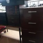 LOTE 212 - 01 ARQUIVO COM 04 GAVETAS, 02 GAVETEIROS E 01 MESA E UMA BASE DE MESA DE CENTRO. (NO ESTADO) ATENÇÃO! FAZER A VISITAÇÃO ANTES DE ARREMATAR, NÃO SABEMOS SE FUNCIONA. LEILÃO NÃO TEM GARANTIA E NEM DEVOLUÇÃO, SUJEITO A POSSÍVEIS AVARIAS VISÍVEIS/OCULTAS E/OU AUSÊNCIA DE COMPONENTES.